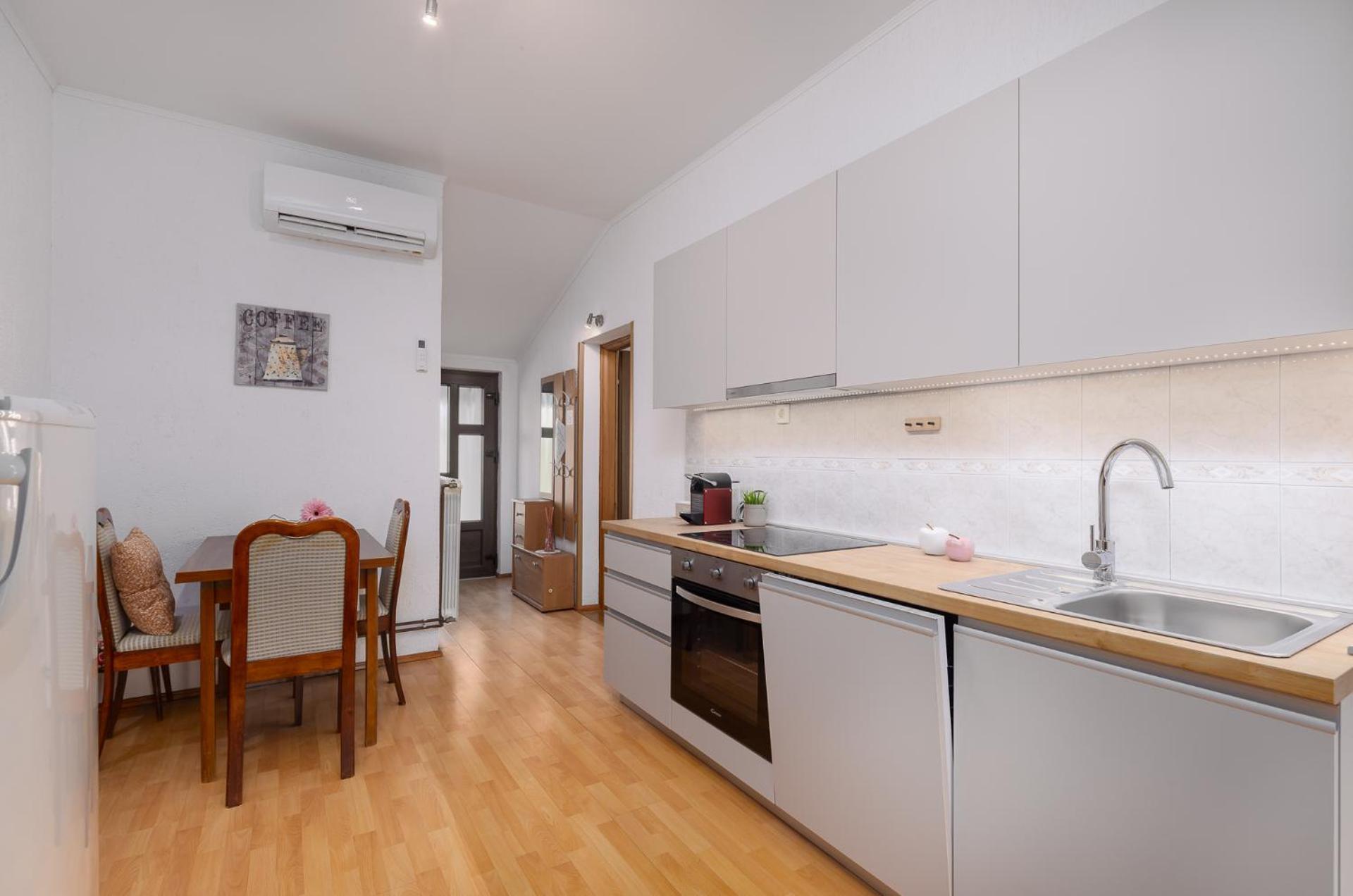 Emi Apartment โปเรช ภายนอก รูปภาพ